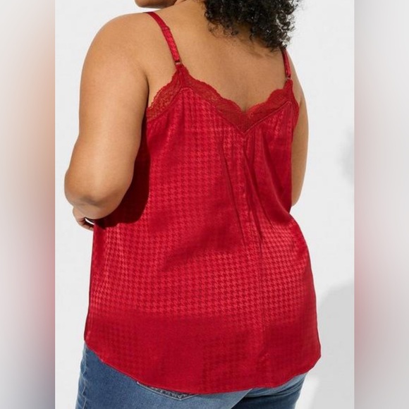 #440 TORRID Satin Jacquard Lace Trim Cami Sleeveless Tank Houndstooth Jester Red - Picture 3 of 10